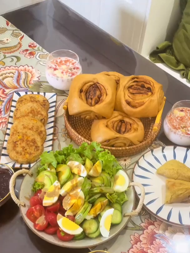 今天做了好吃的红糖大枣馒头、鸡肉蔬菜饼
