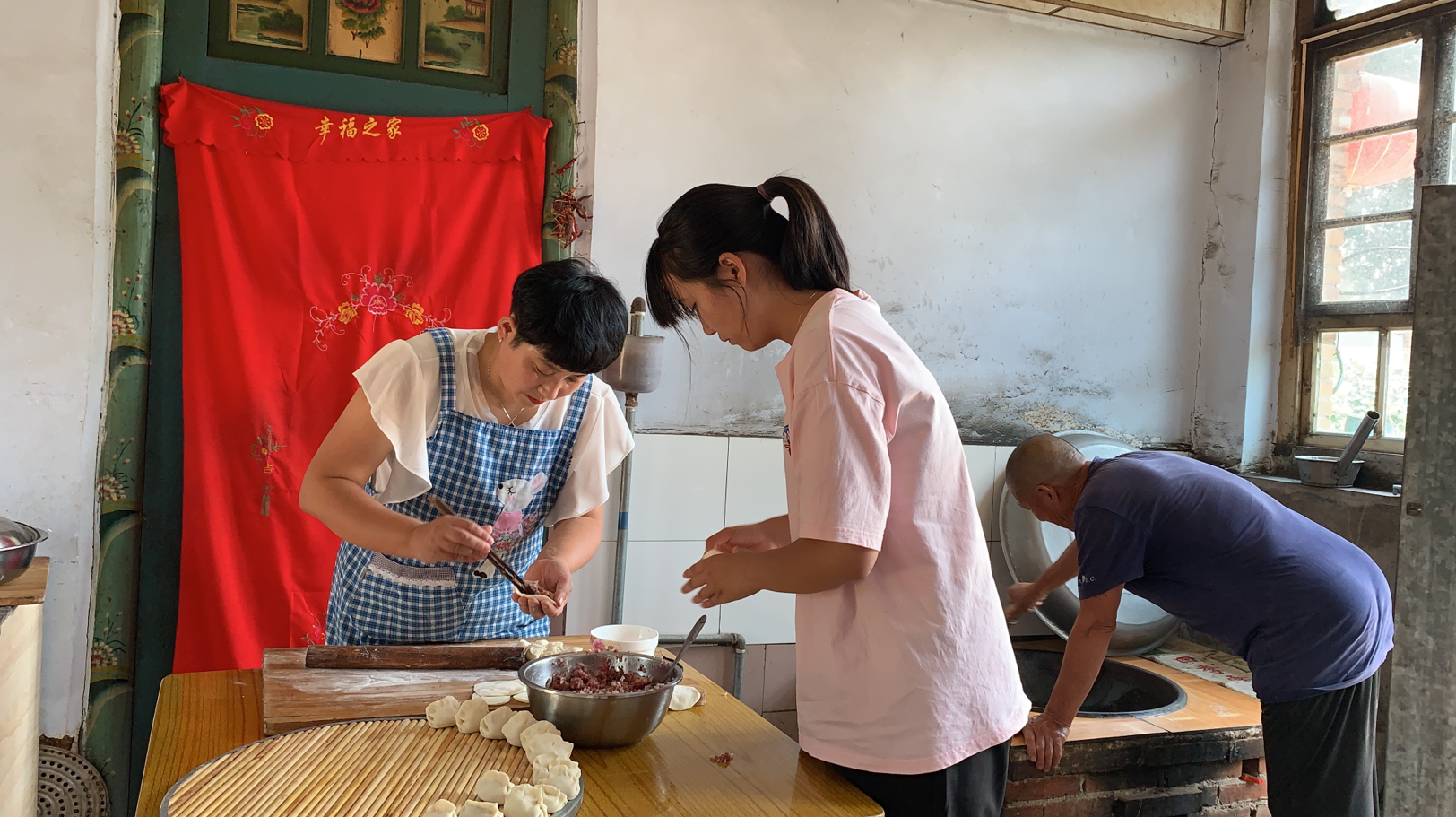 饺子这样做才好吃，皮薄馅大，一咬出汤儿，老公2口1个吃美了