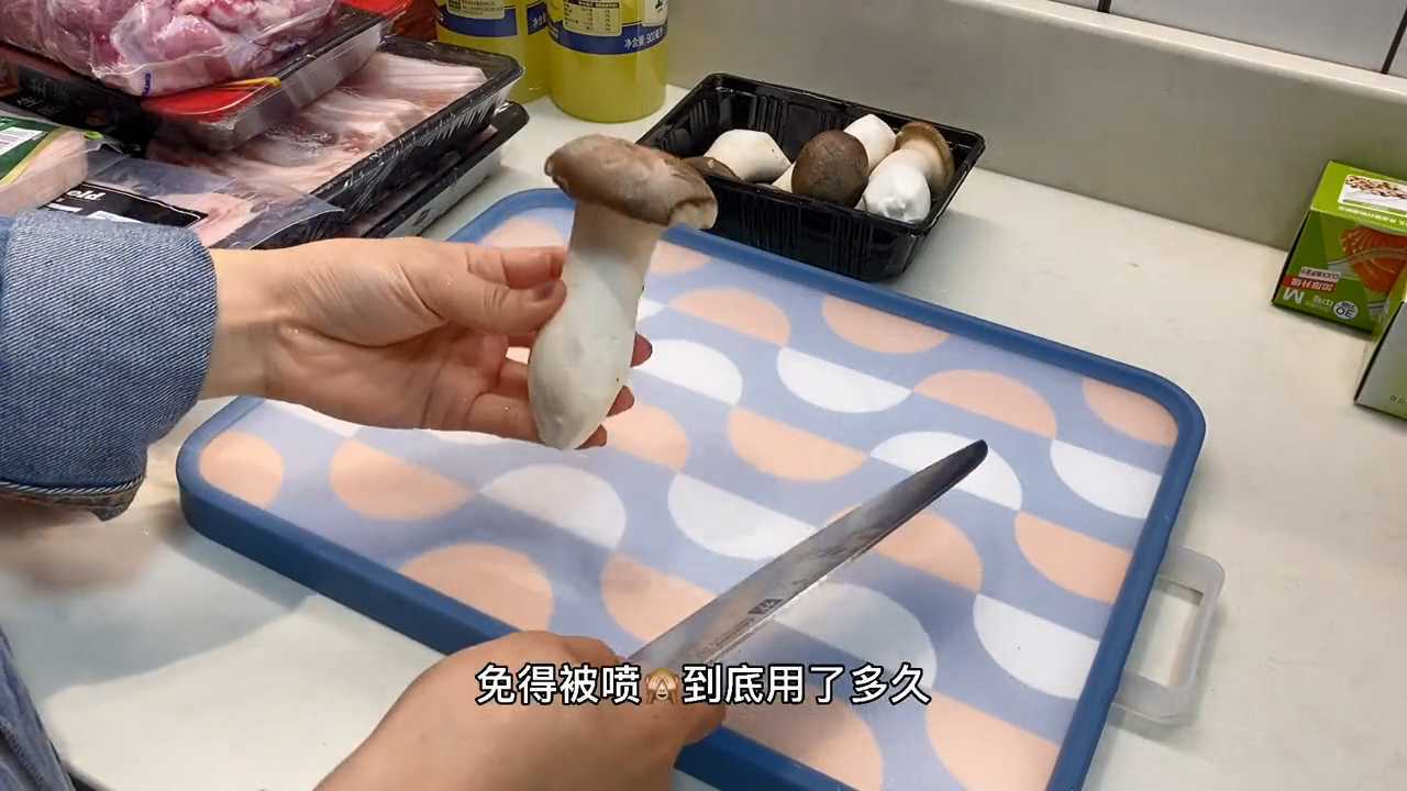 一直在用的菜板,生疏分开一边切果蔬一边切肉,好清洗不担心发霉