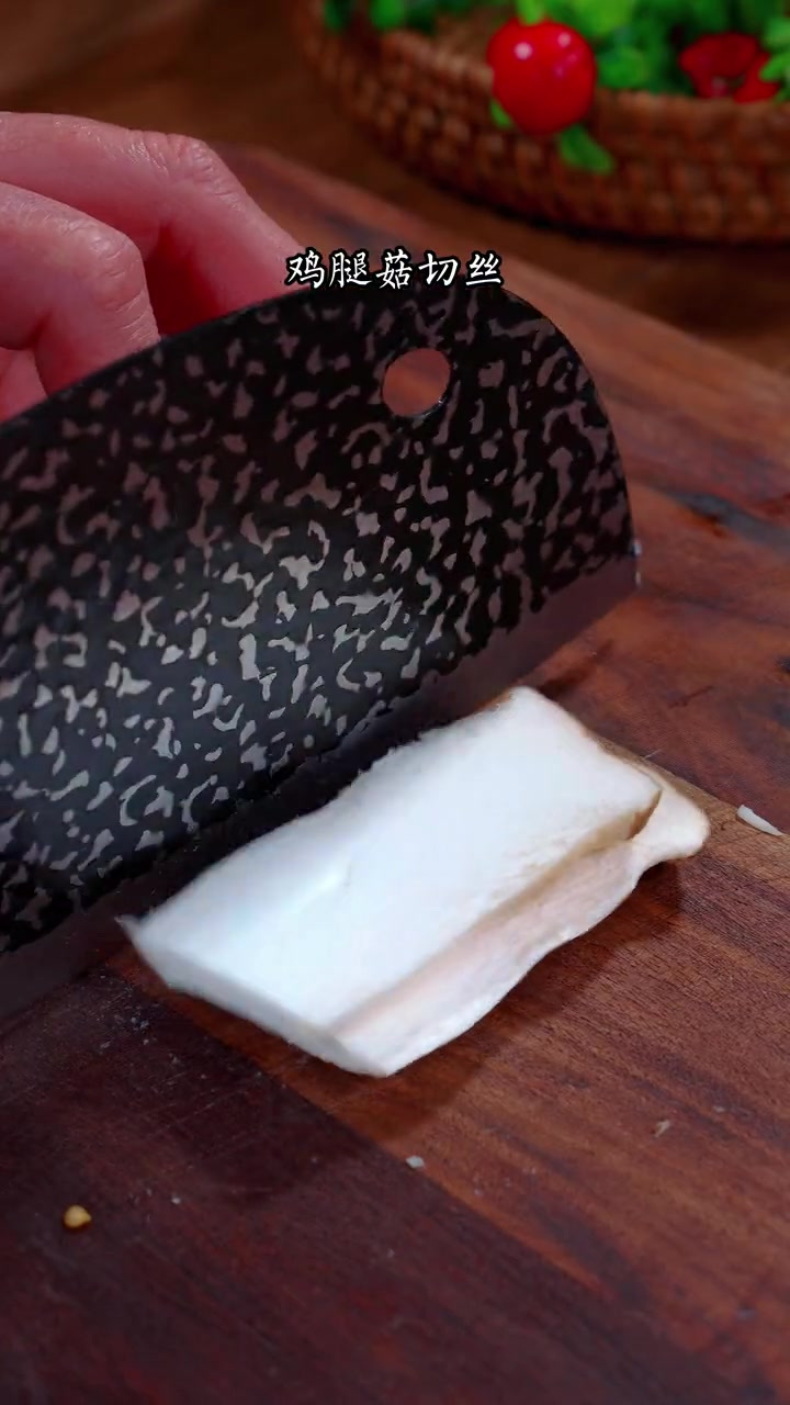 没想到饭店38一盘的鸡腿菇炒肉丝,自己在家做的比饭店的不好吃