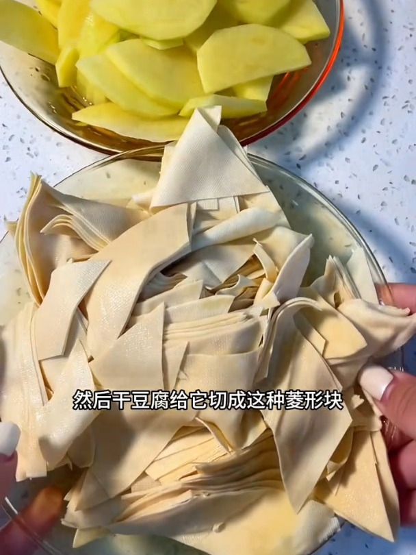 东北素炖菜,干豆腐嫩滑入味。好吃