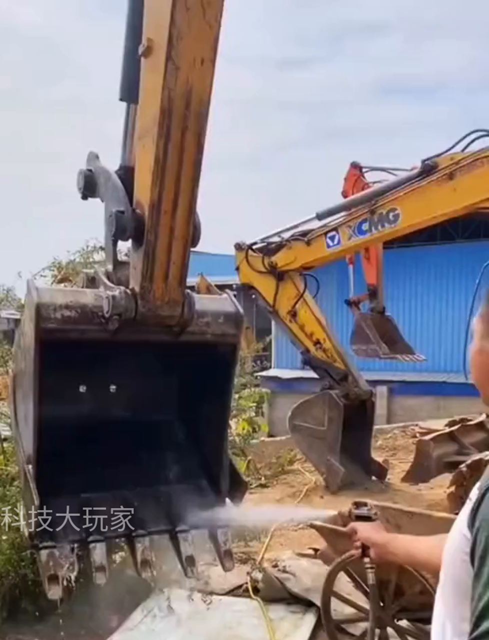 牛人操作!兄弟们,你们试过用挖机铲子炒菜吗?