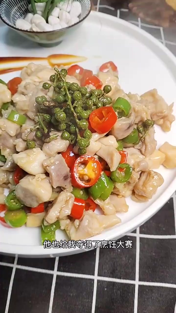 比口水鸡还好吃的藤椒鸡做法来了,清香麻辣