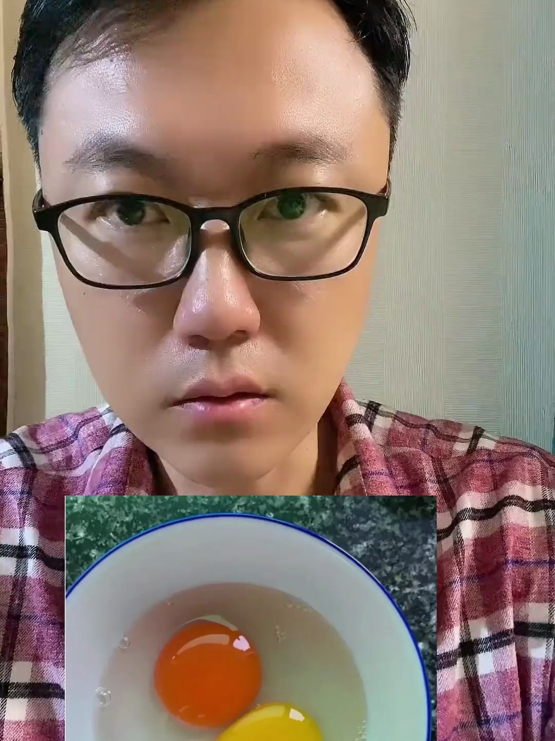 同样是两个鸡蛋一个发黄,一个发红,你知道和什么有关系吗?