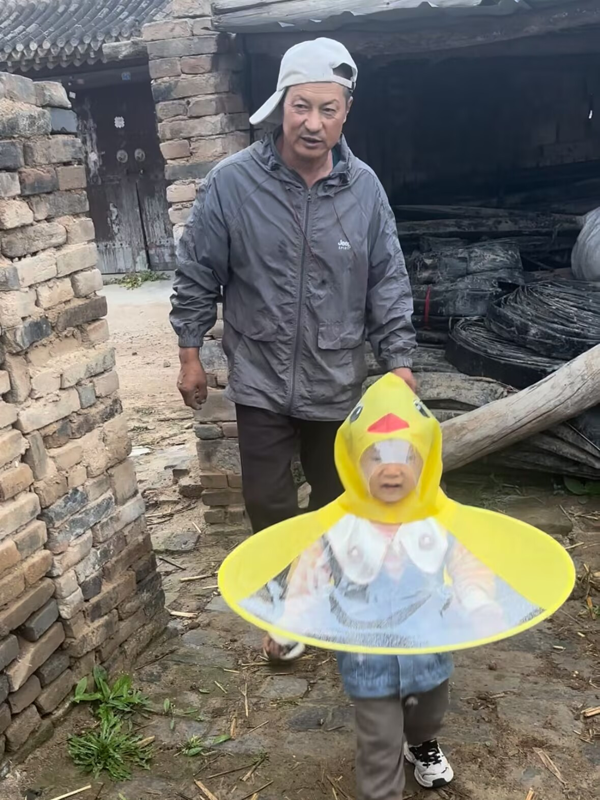 掌柜终于到家!老爸解放了!中午炖腊肉炒尖椒,真下饭吃过瘾