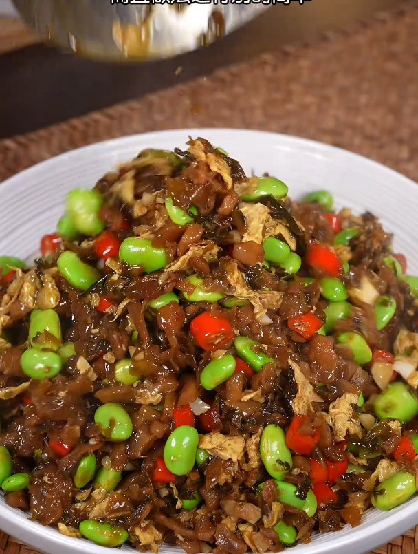 香脆可口的外婆菜炒毛豆