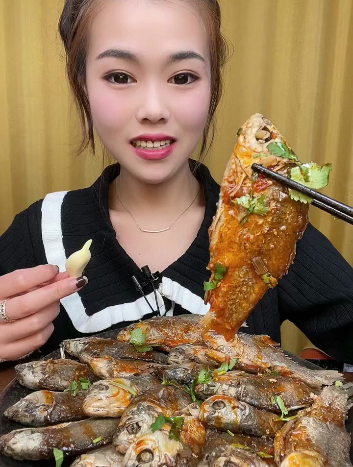 来个一口鱼吧,这烤鱼是河南的特色