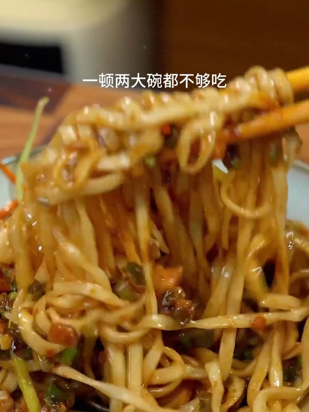 豆角不要总是炒着吃了,做成豆角炸酱面