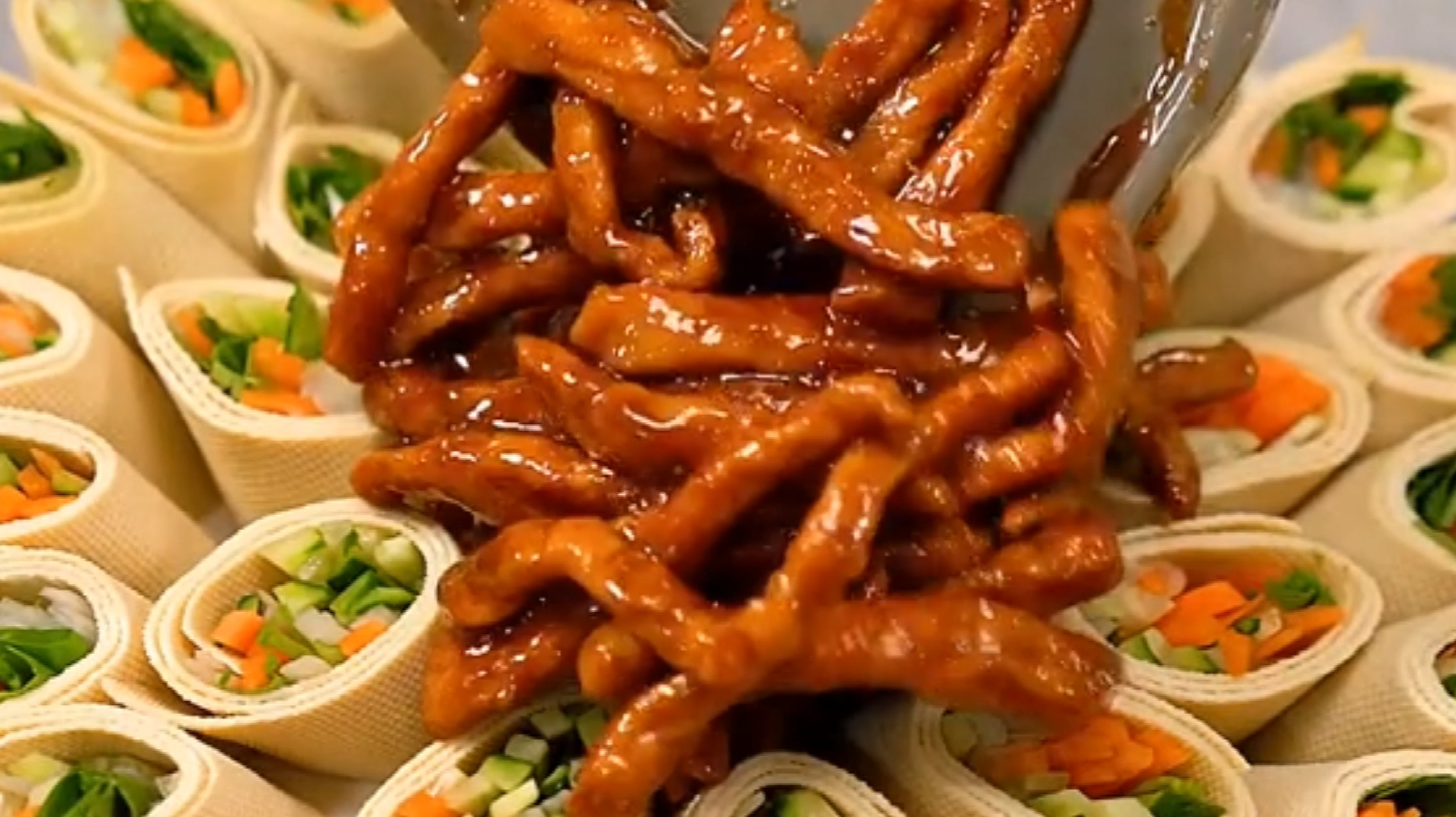 家庭版京酱肉丝,豆腐皮卷上蔬菜,配上自己京酱肉丝,好吃美味