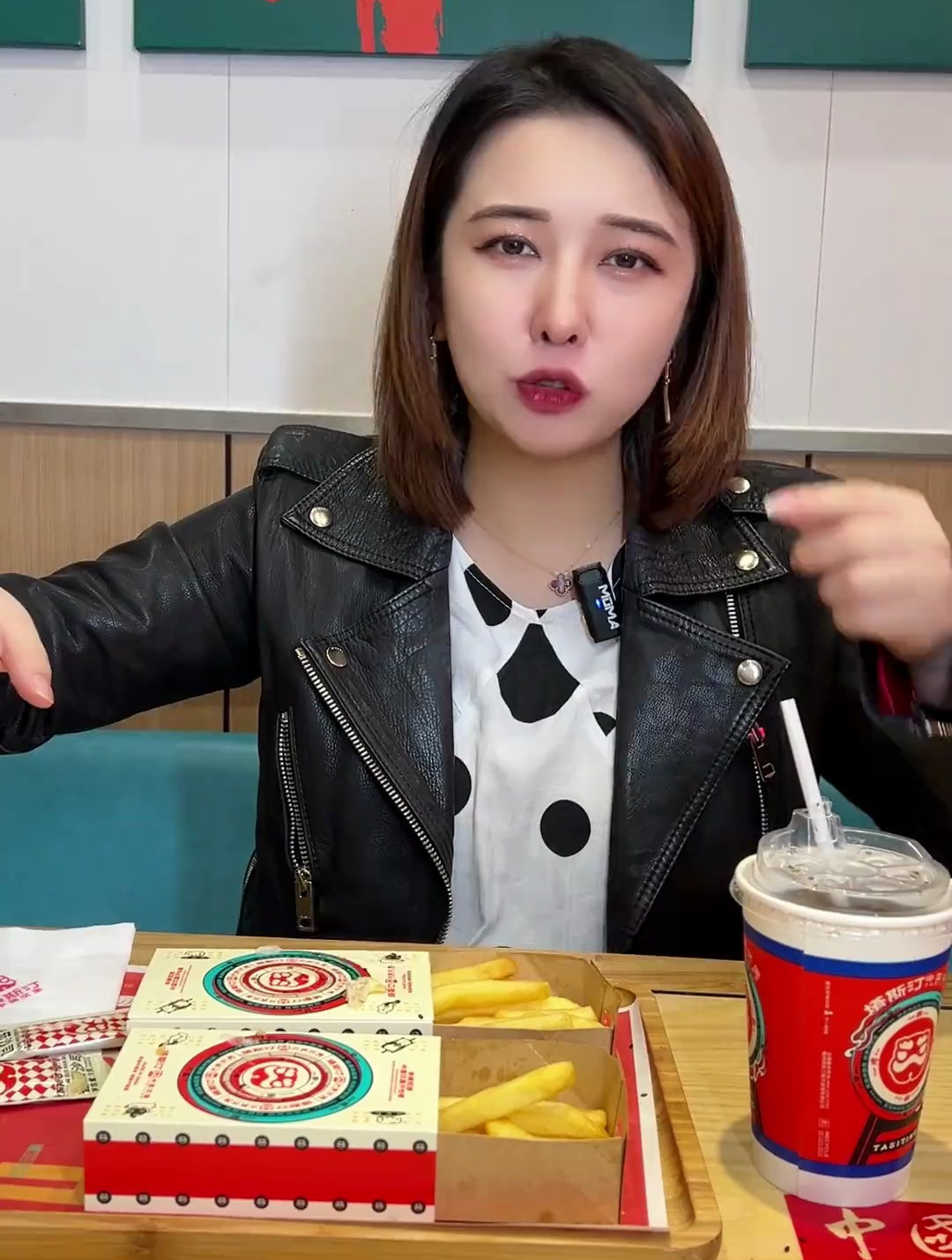 来一口我们自己做的汉堡薯条