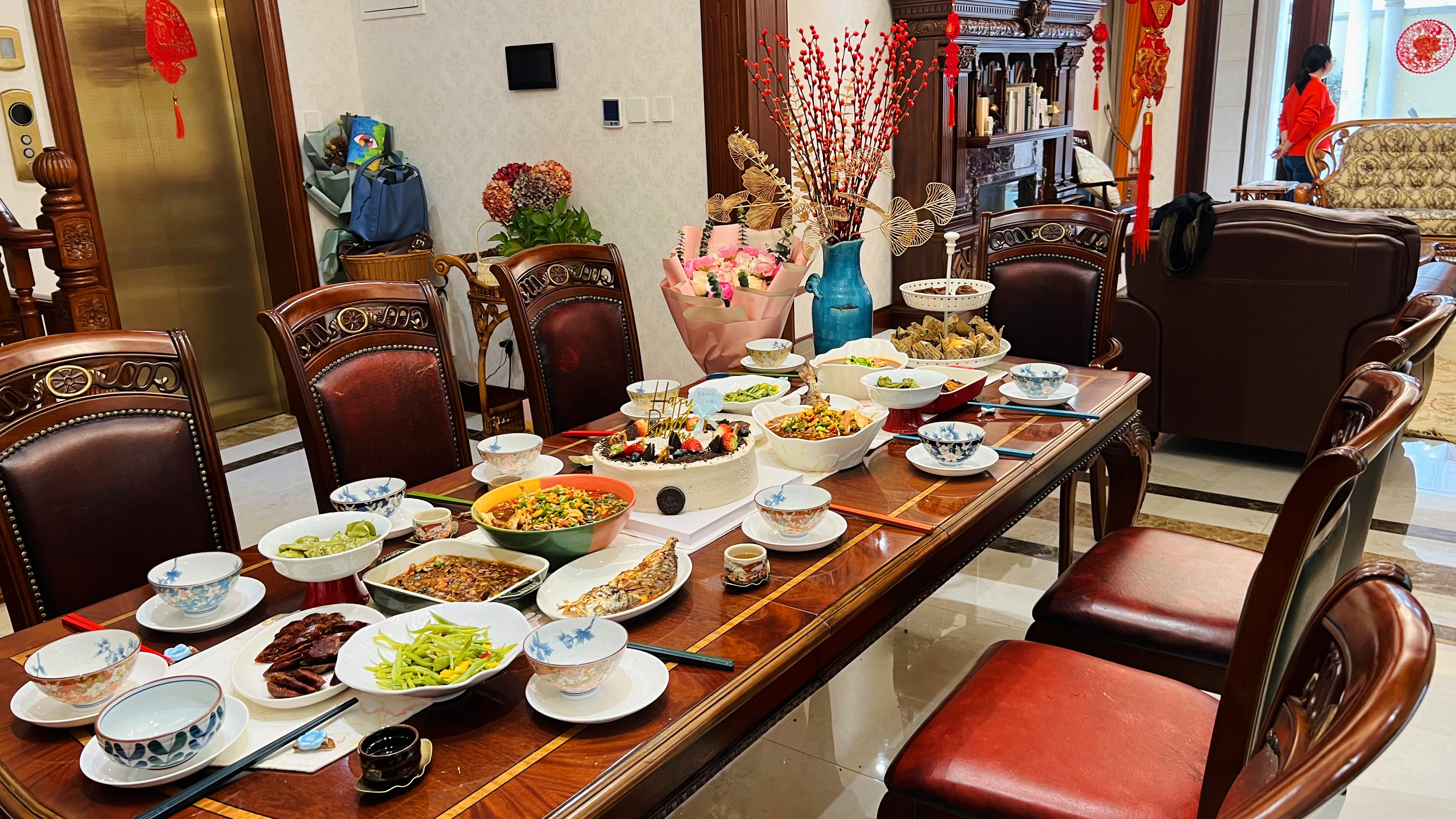 幸福 被10几个姐妹手捧鲜花和生日蛋糕奇袭 而我只准备了6人份菜