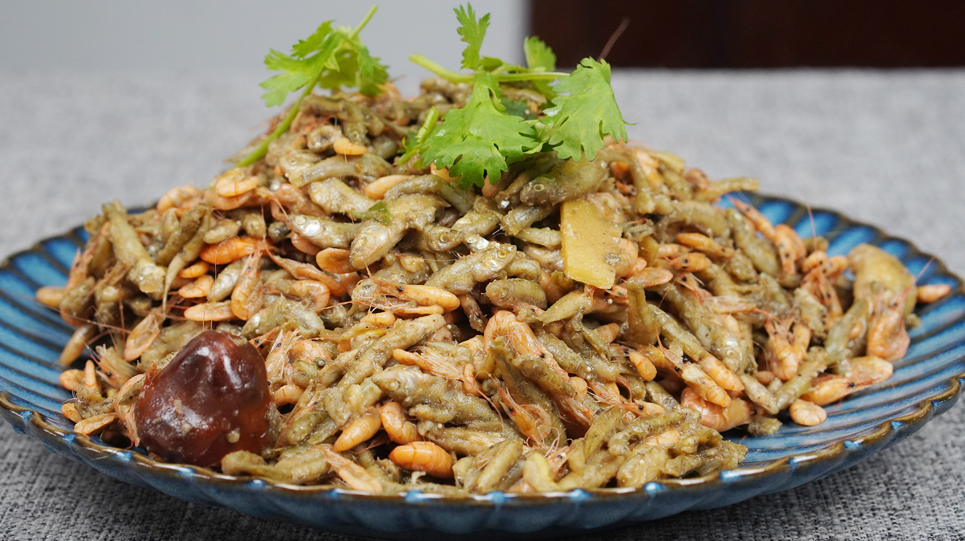 活蹦乱跳的小鱼小虾这样做最好吃,算得上是特色绝味做法,真香