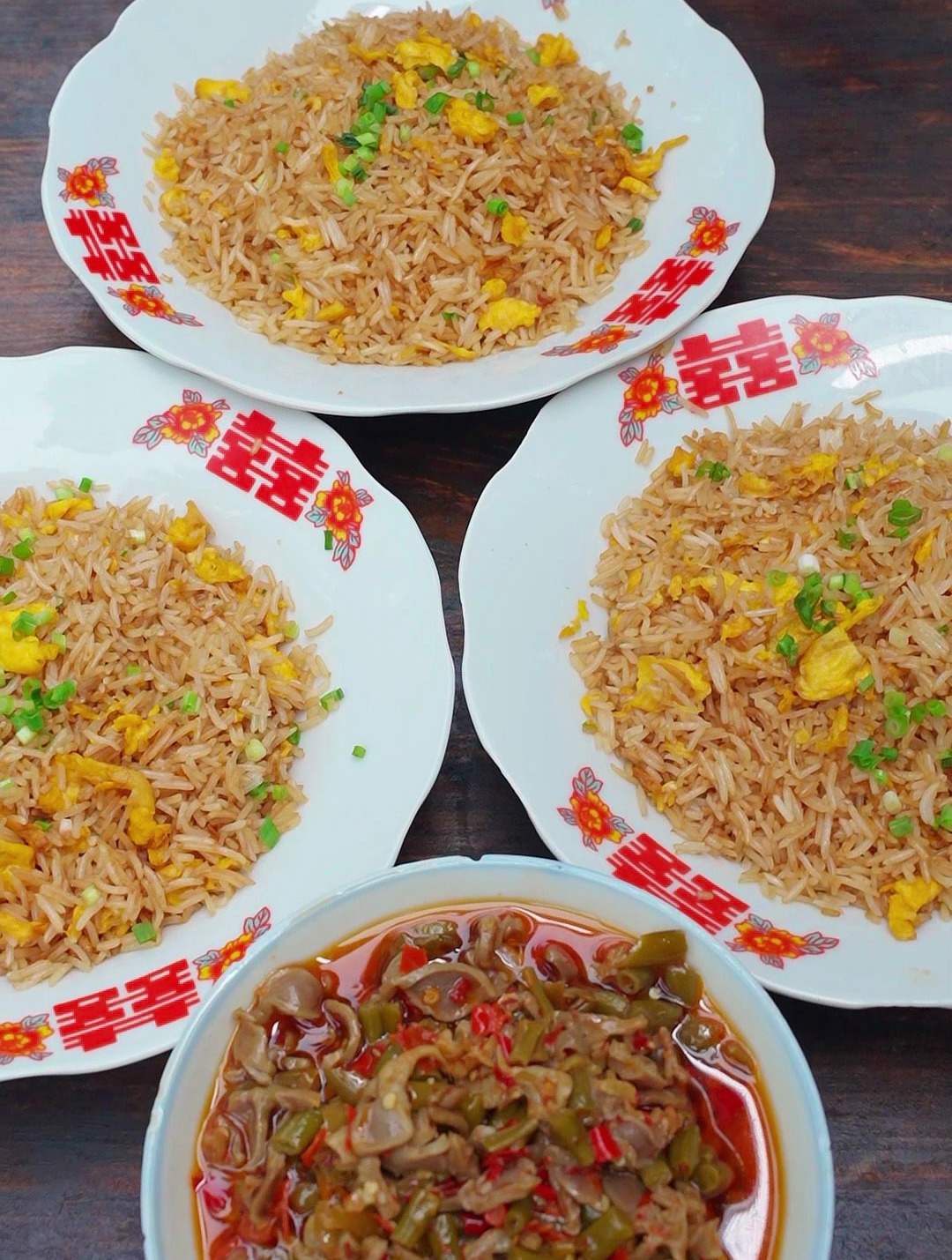 特色炒饭来喽!配点酸豆角鸡杂就是香啊!