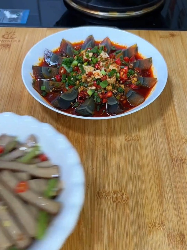 大家试试这个炝拌鸡蛋干全家人都喜欢