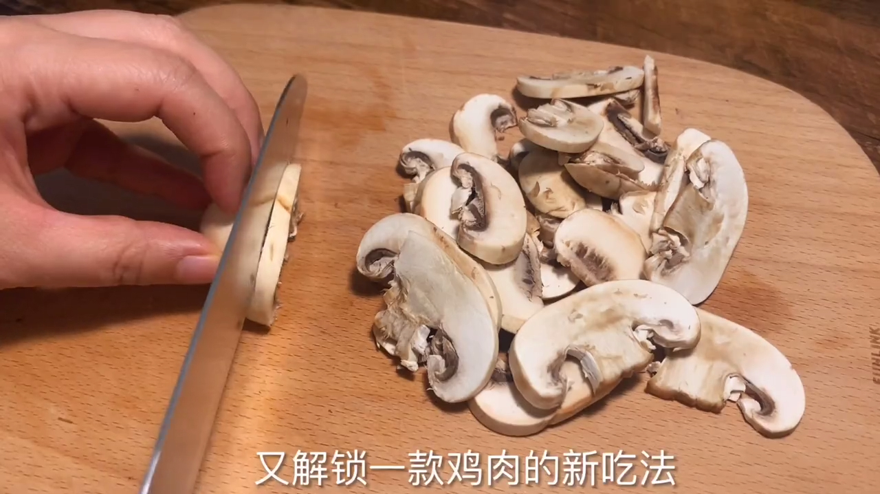 低卡版鸡肉蘑菇浓汤,减肥也能吃,营养美味不长肉