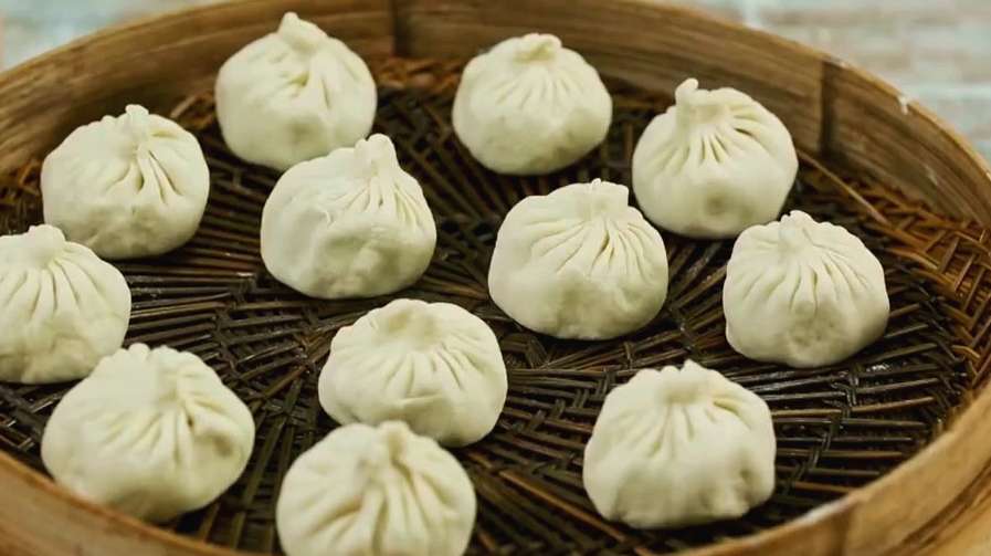 生意火爆的包子铺有讲究,100克包子30克馅,18个褶一道都不能少