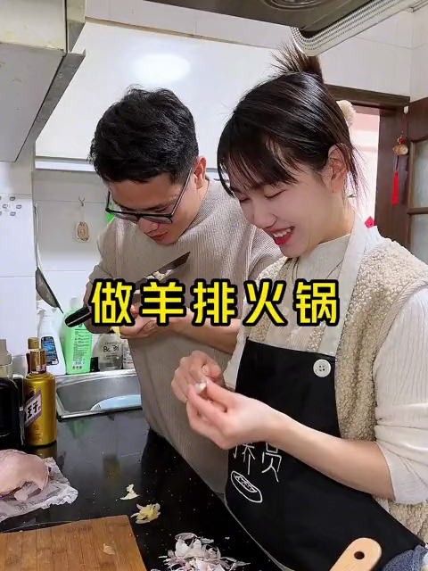 周末去买了一大块羊排,炖了一锅香喷喷的羊排火锅!