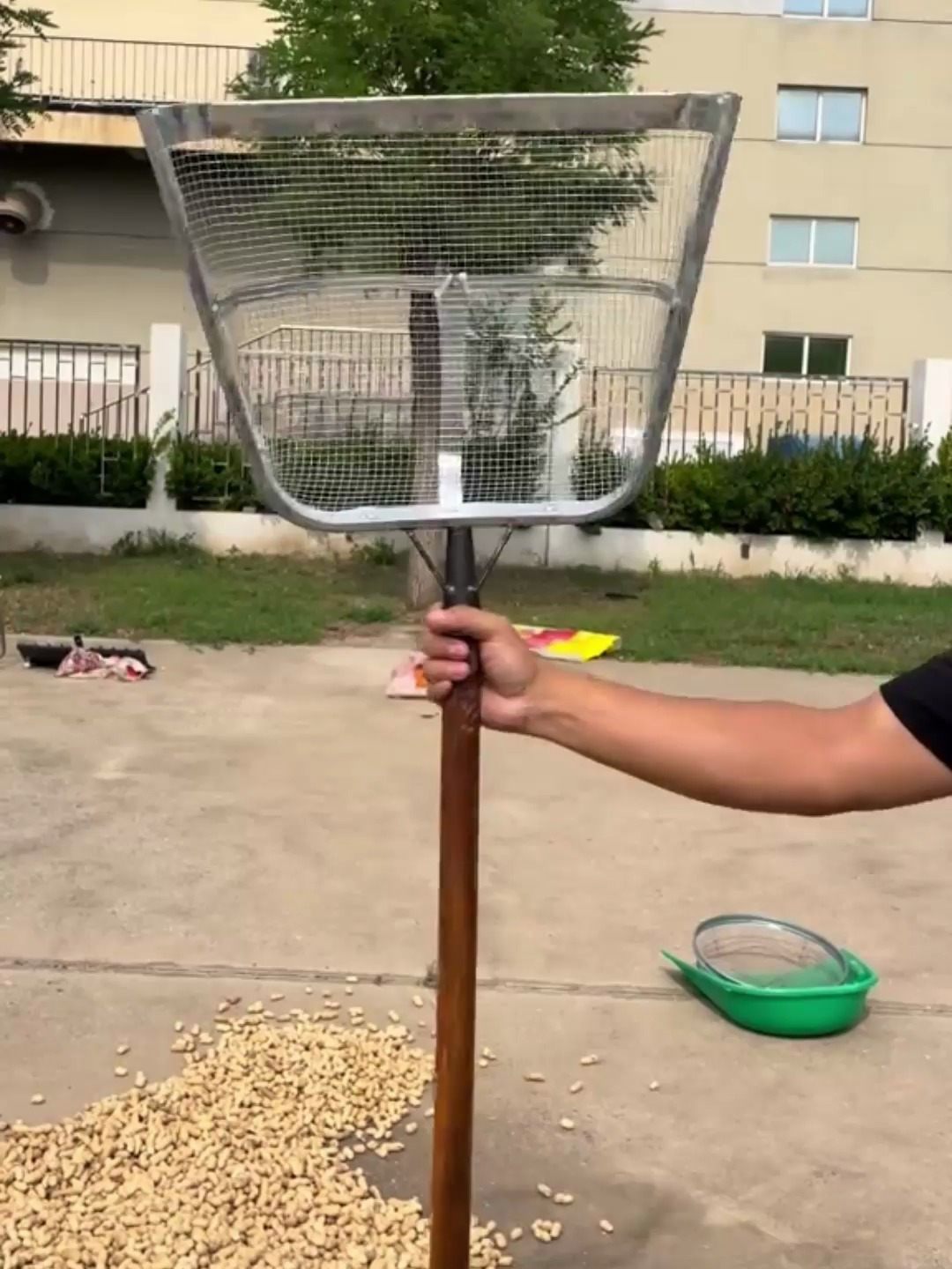 告别传统筛子,现在都用这种“铁锹筛子”了!干活更轻松!