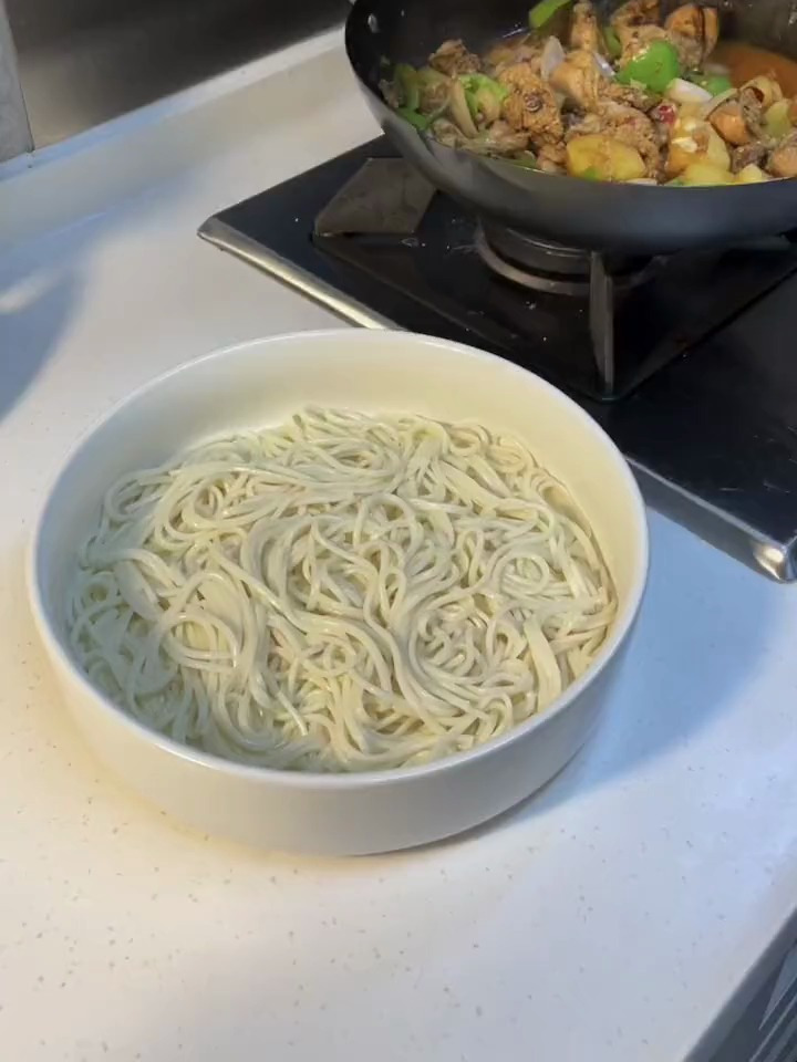 晚上在家做大盘鸡拌拉条子,全家人都爱吃