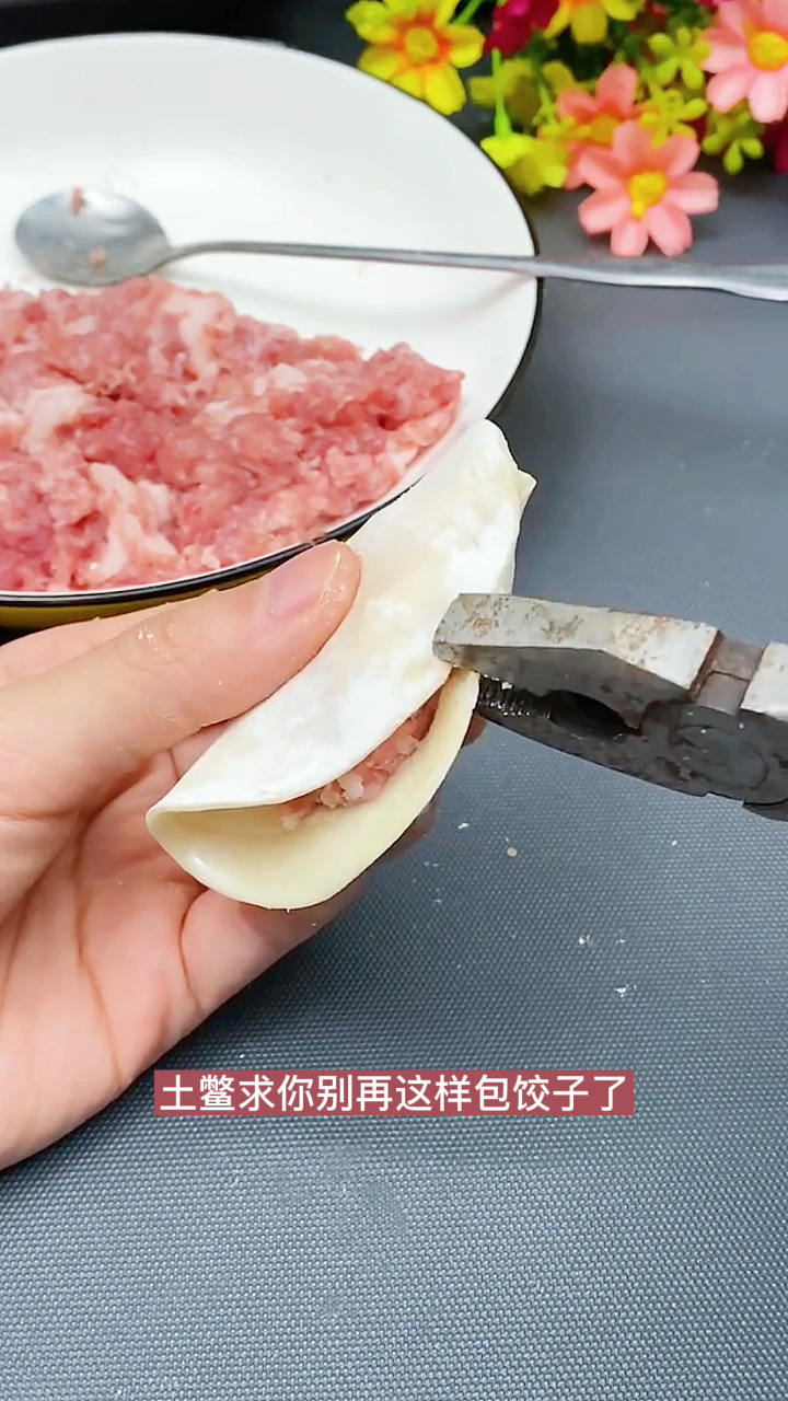 一家子奇葩!见过喜欢腿毛的!没见过喜欢拿手钳包饺子的!