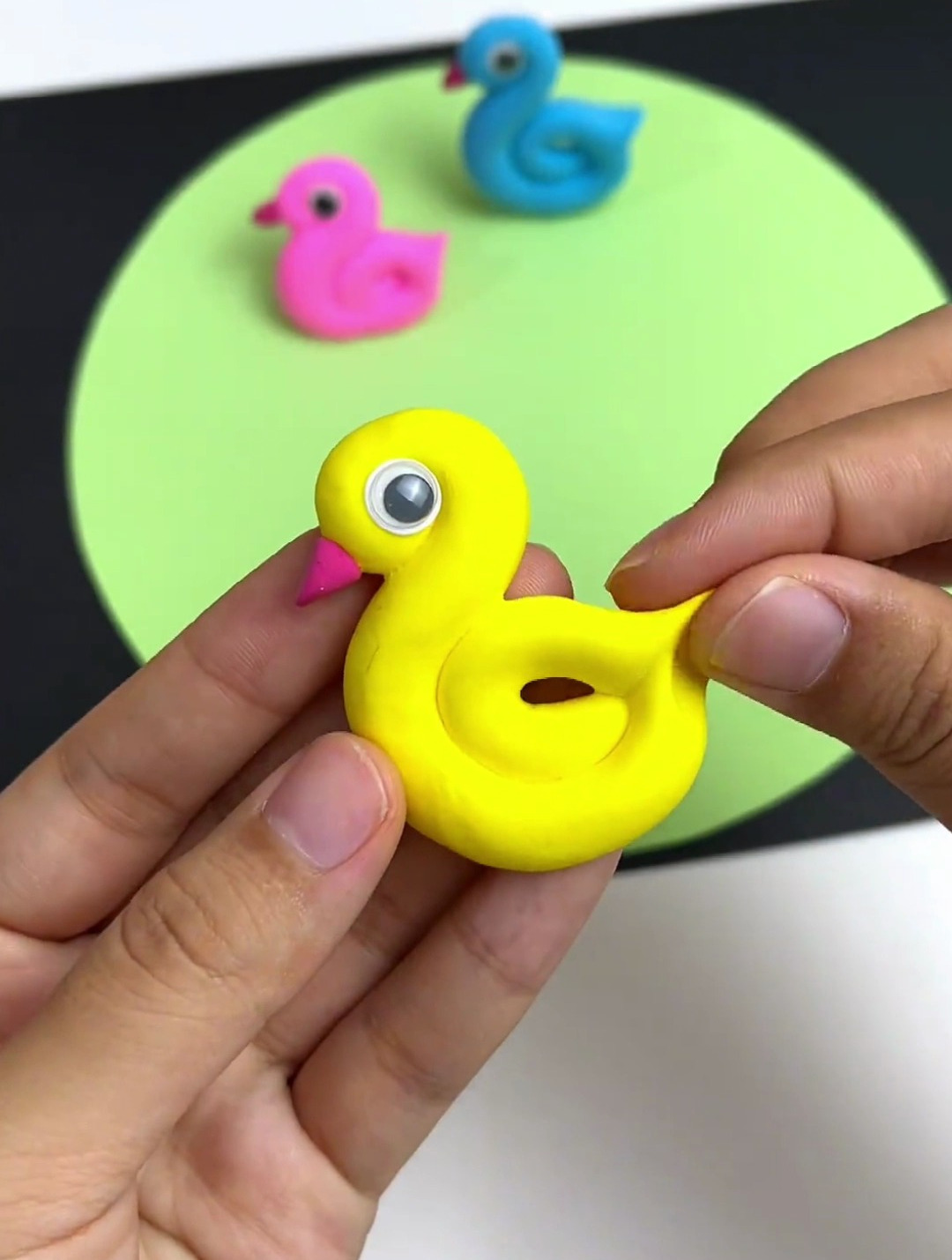 用粘土来捏可爱的小鸭子吧!