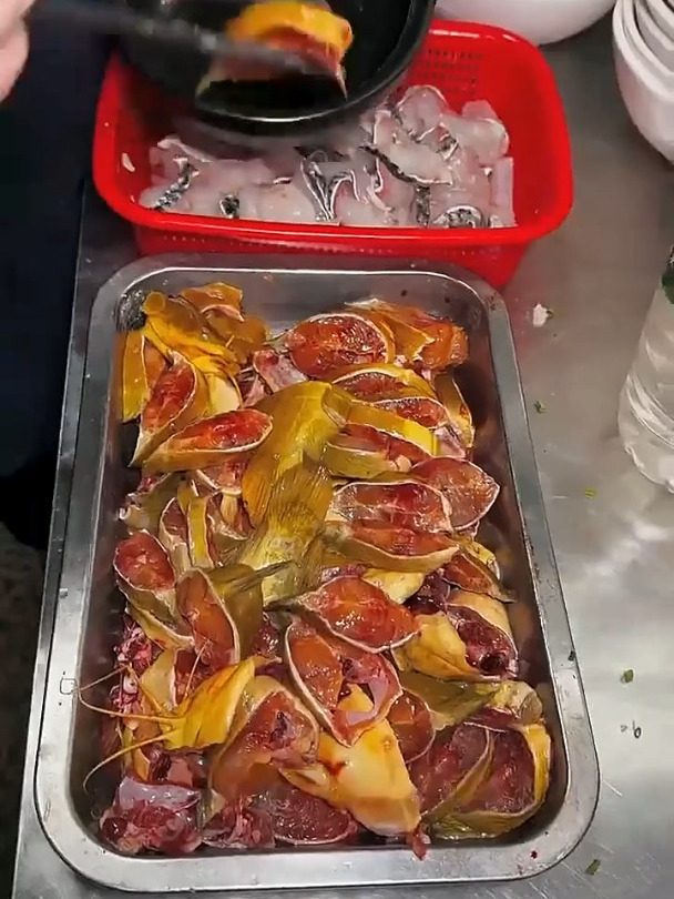 广东惠阳街头偶遇塘鲺鱼煲仔粥,满满当当都是肉