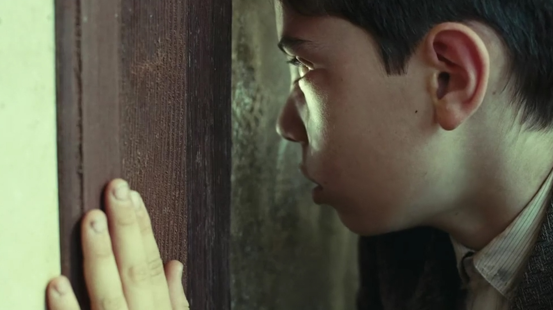 悬疑片:母亲求领导办事,领导示意关门,孩子透窗看到了人性丑恶