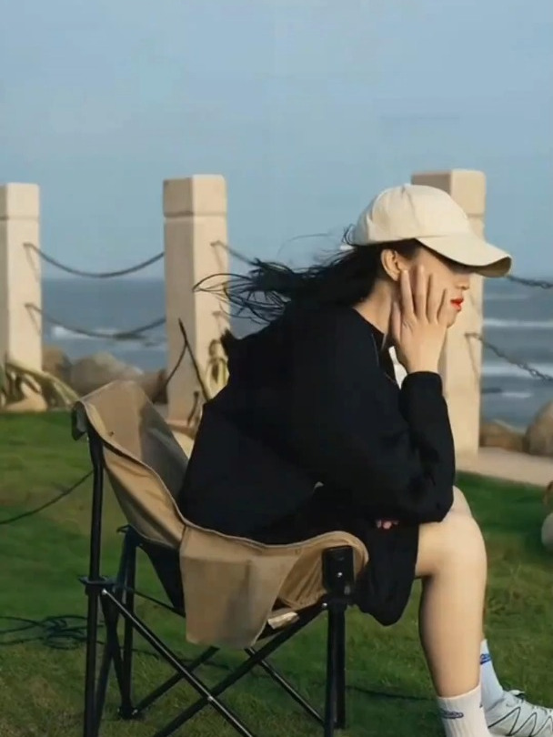 露营钓鱼更舒适—多功能户外折叠椅,加宽设计坐享自在