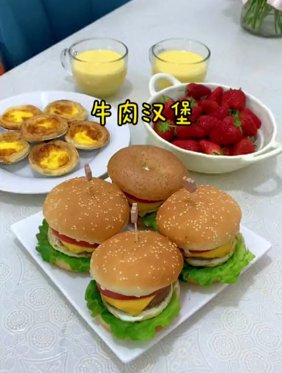 今天做牛肉汉堡,孩子们说每天回家都很开心,因为能吃到好吃的