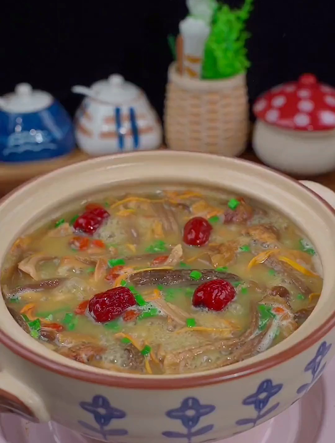 做了一锅不用吐鱼刺的鲫鱼汤,搭配上菌菇,汤鲜味美