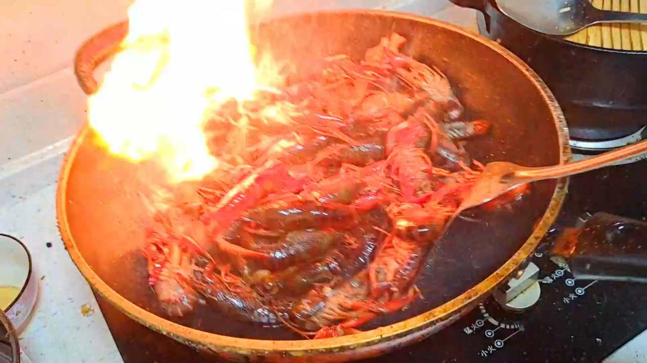 夏天到了,小龙虾一大盘总是吃不饱。这盘三虾小龙虾,肉多味美