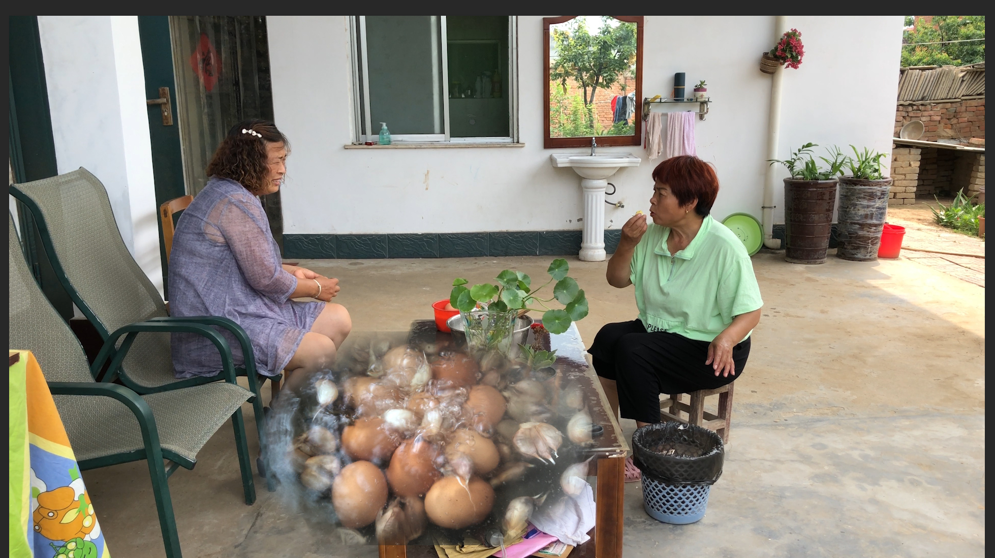 农村大嫂过端午节,鸡蛋大蒜煮了一锅,咽不下去也得吃