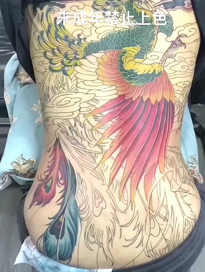 美女纹身满背凤凰,这也太霸气了,什么样的男人敢娶回家