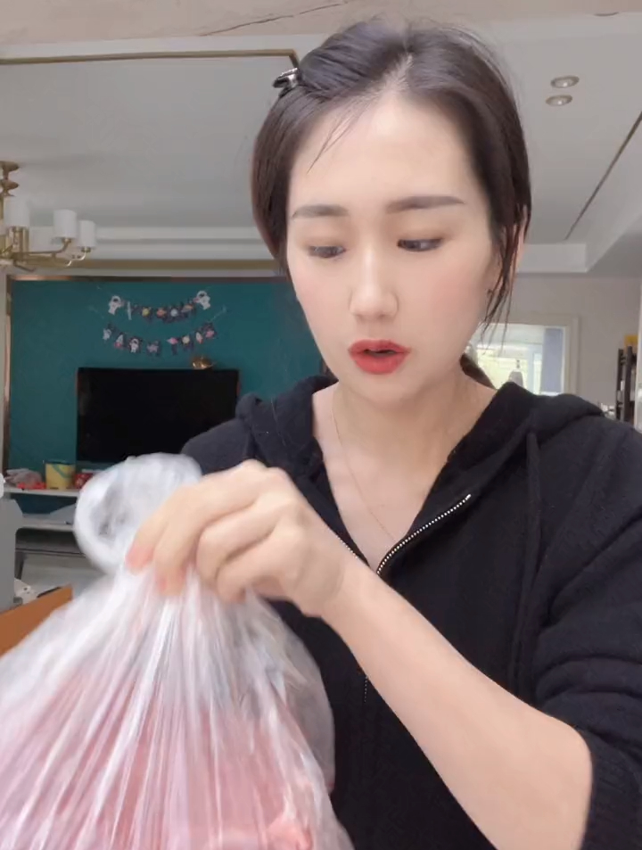 给两娃自制的猪肉松,晚上下粥两娃可爱吃了