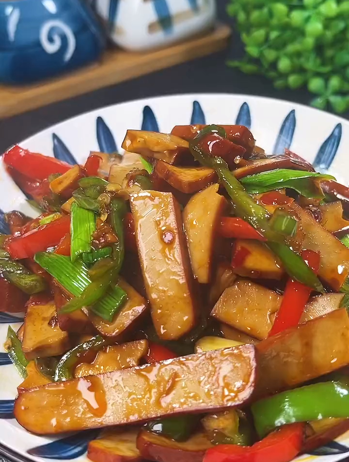 大鱼大肉天天吃,今天来简单不失口感的家庭小炒鸡蛋干