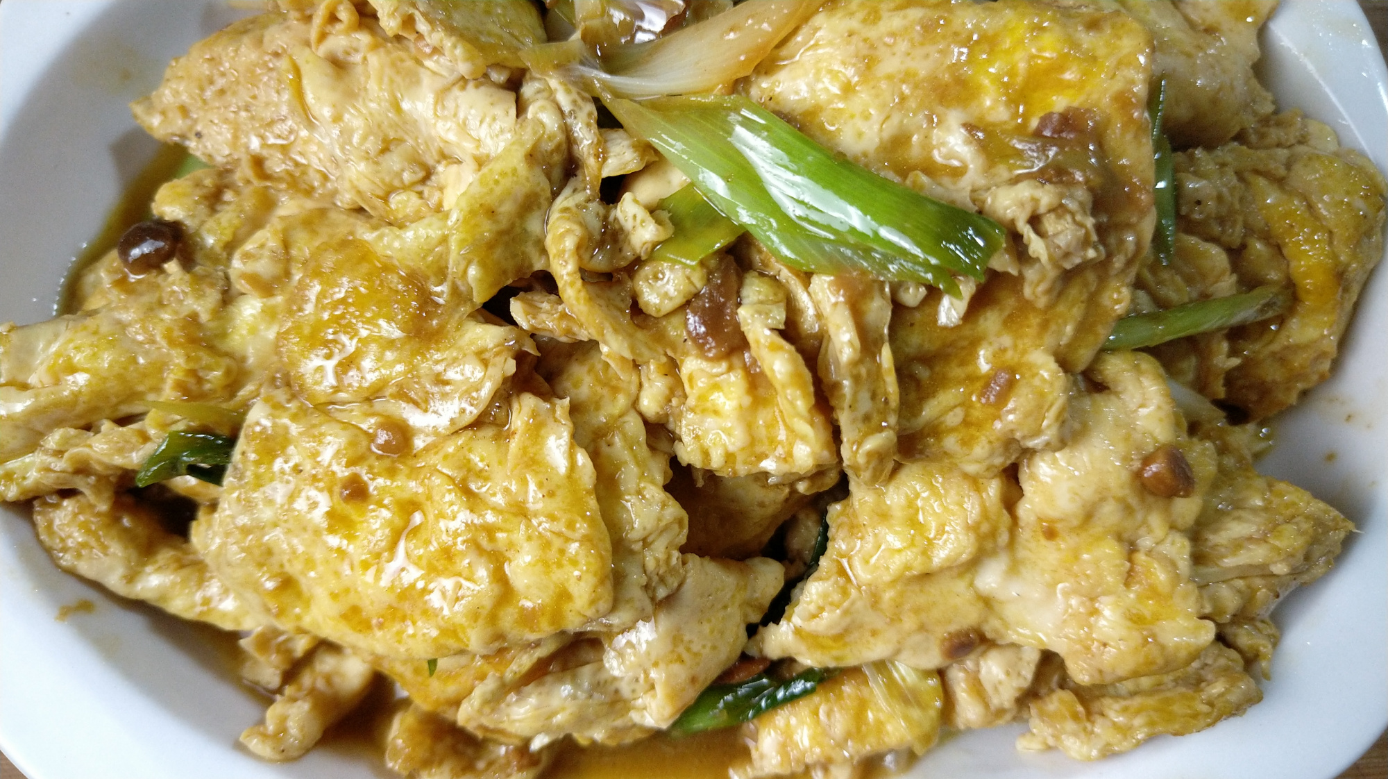 炒鸡蛋最好吃的做法,加上一勺它,出锅鲜嫩入味,大人孩子都爱吃