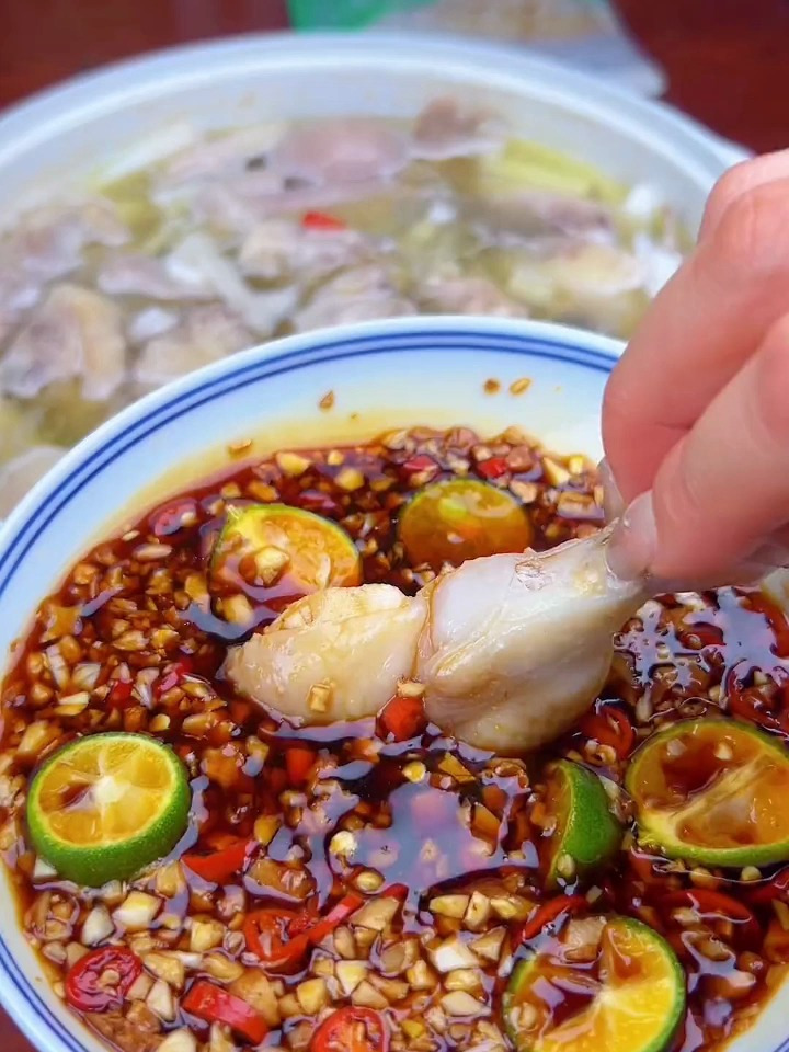 在家也可以吃到海南椰子鸡啦,肉质鲜嫩,汤鲜味美,真的太香啦