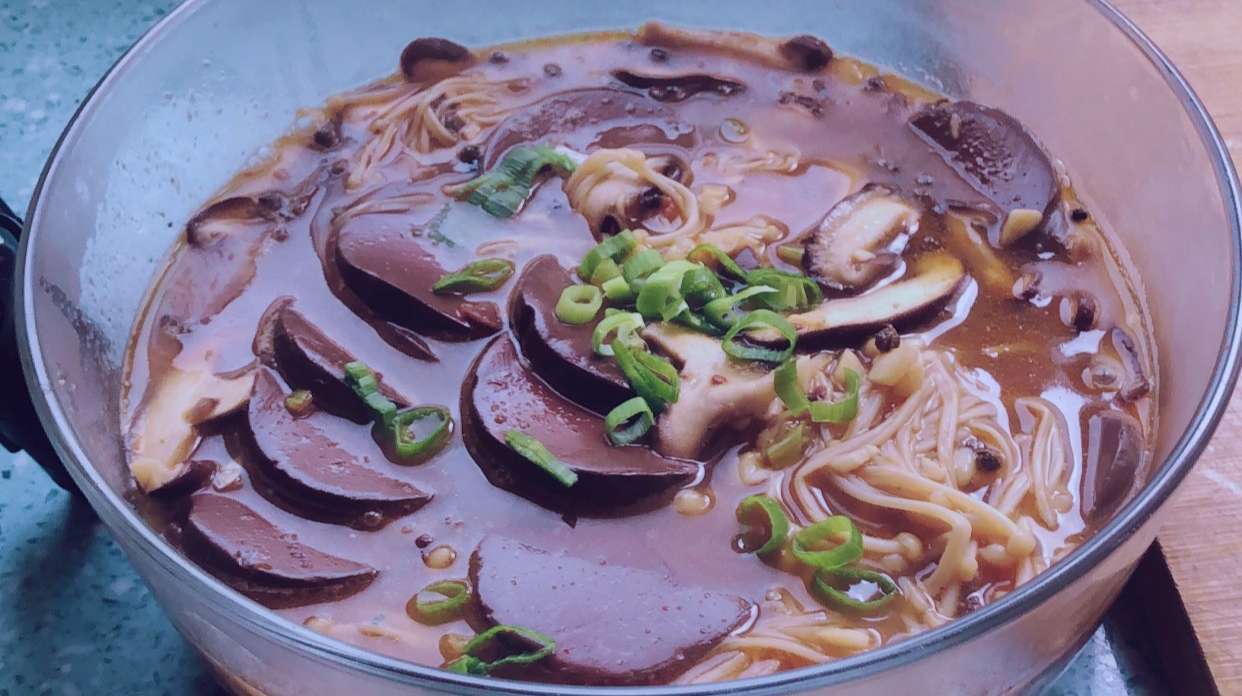 蒜香鸭血金针菇,过油肉尖椒土豆片,味道不错,特别下饭