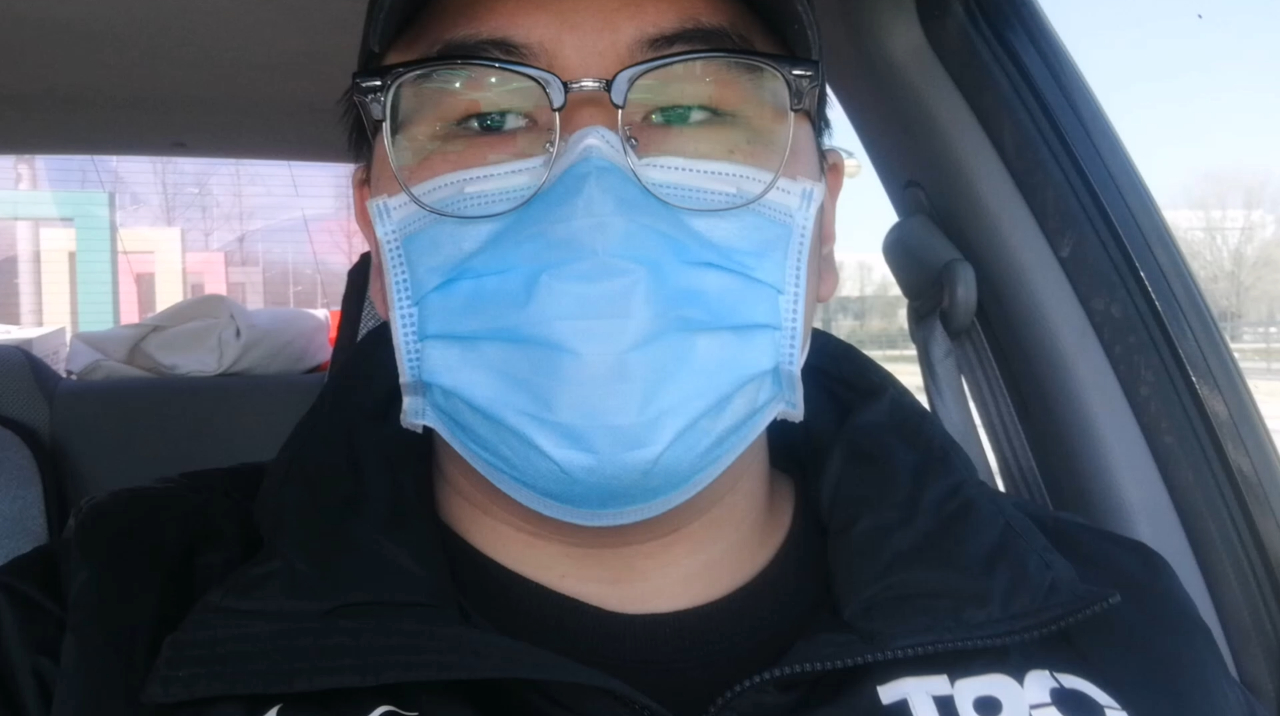 小伙打算减肥,所以今天是自律前的放纵,kfc奶茶double happy!
