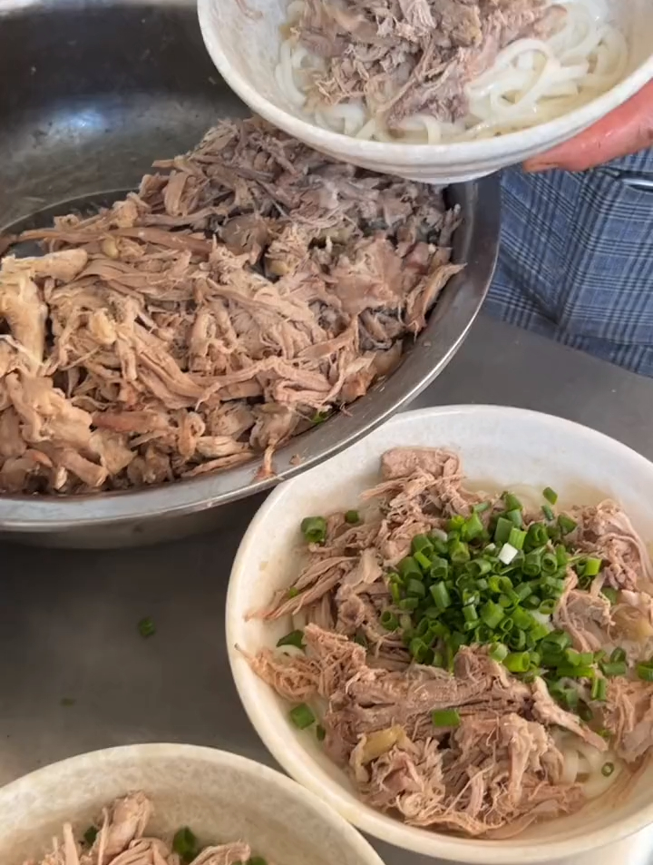 扒肉饵丝是云南人根本戒不掉的碳水