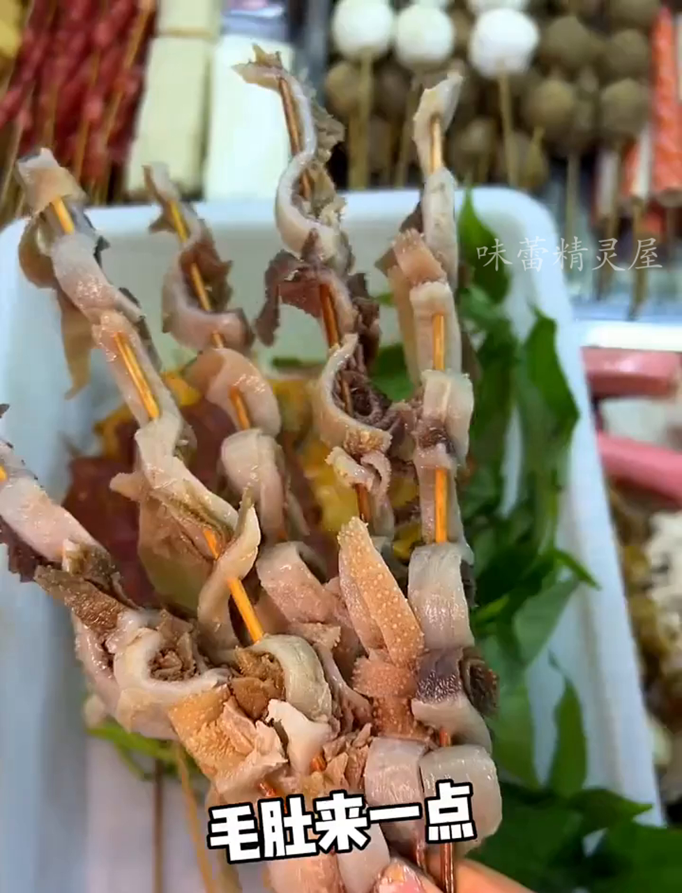 重庆路边麻辣烫,14种调料一锅炖是啥感觉?里面的炸鸡排和牛肉太美味了!