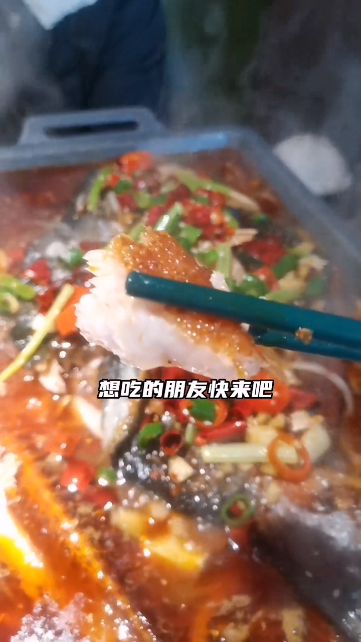 人均三十就可以吃到一大份烤鱼和六个配菜,还有玉米嫩兔和乌梅汁