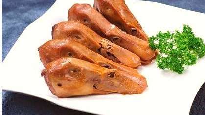 现捞鸭头卤味,透骨麻辣馋嘴,展示四川辣卤鸭头制作全过程