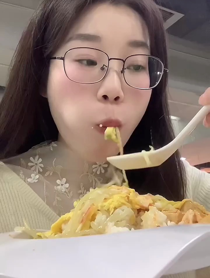 清华大学食堂的蟹柳滑蛋饭无敌好吃!