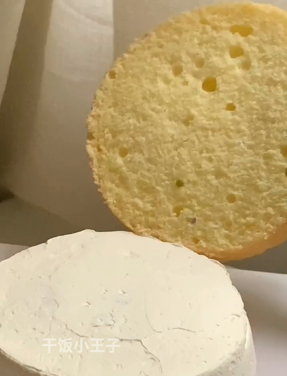 坐在牛牛蛋糕上的可爱小萌熊