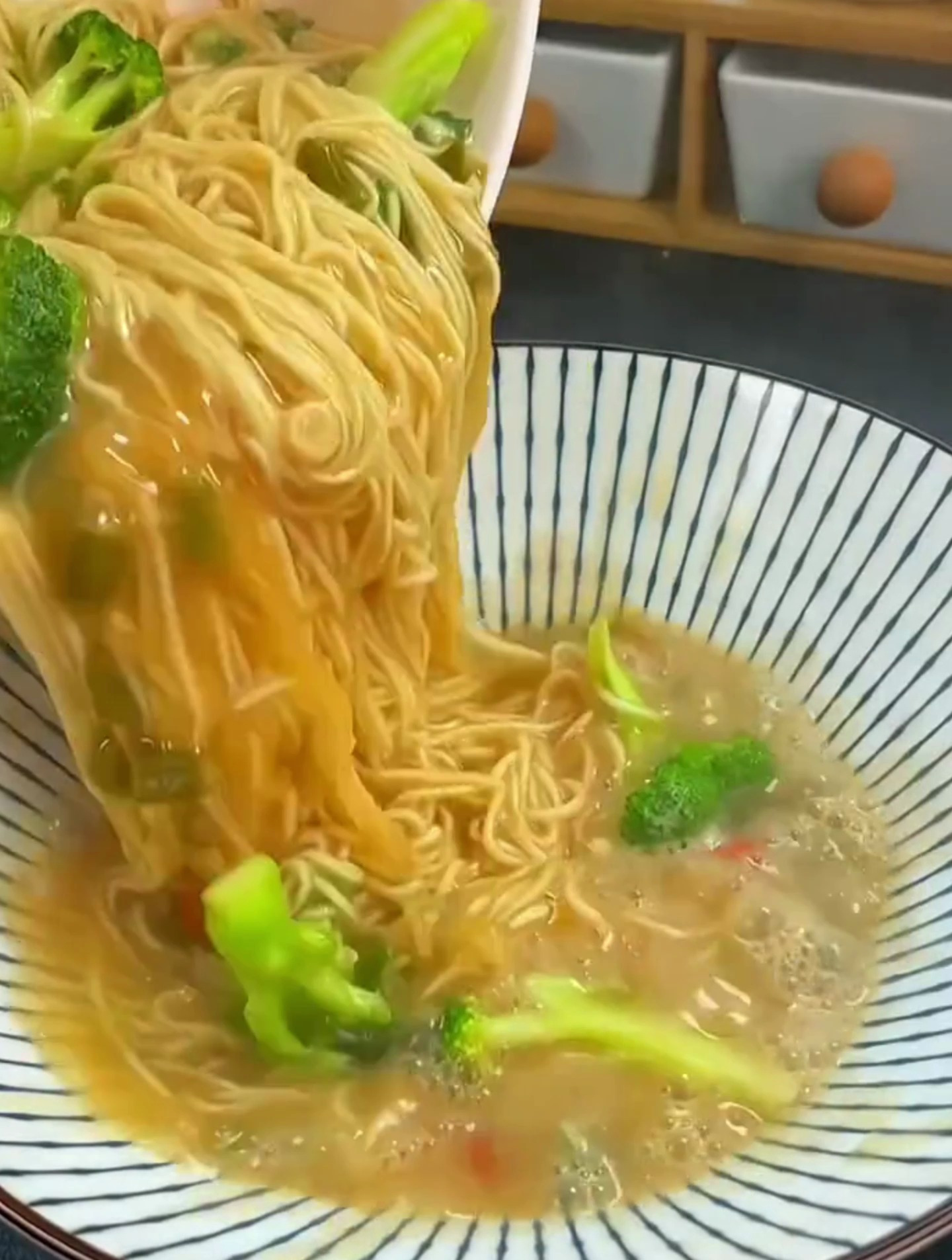 国货之光,白象老母鸡汤面真的太好吃了