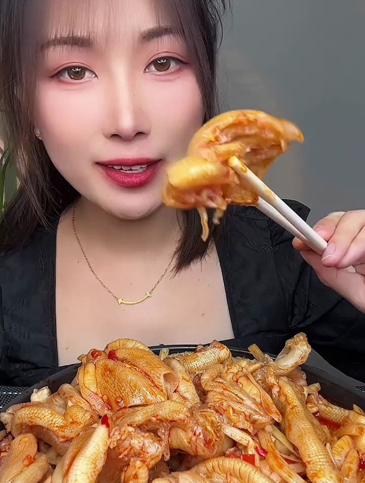 酸辣无骨鸭掌嘎嘎好吃