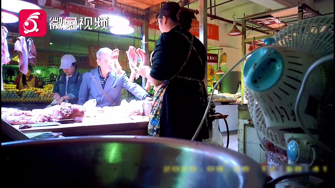 猪肉摊暗藏秘密!手腕一抖,好肉里竟掺进了……
