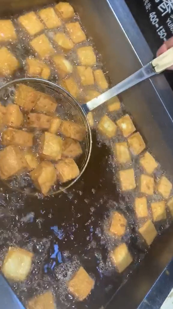 云香新派臭豆腐:特点一添加手工泡菜,特点二,有三种口味!