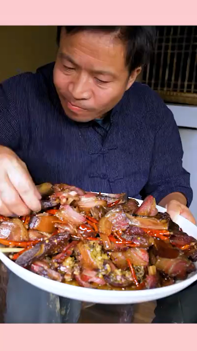 你们家熏腊肉没有,正宗的四川腊肉,制作过程全揭秘!